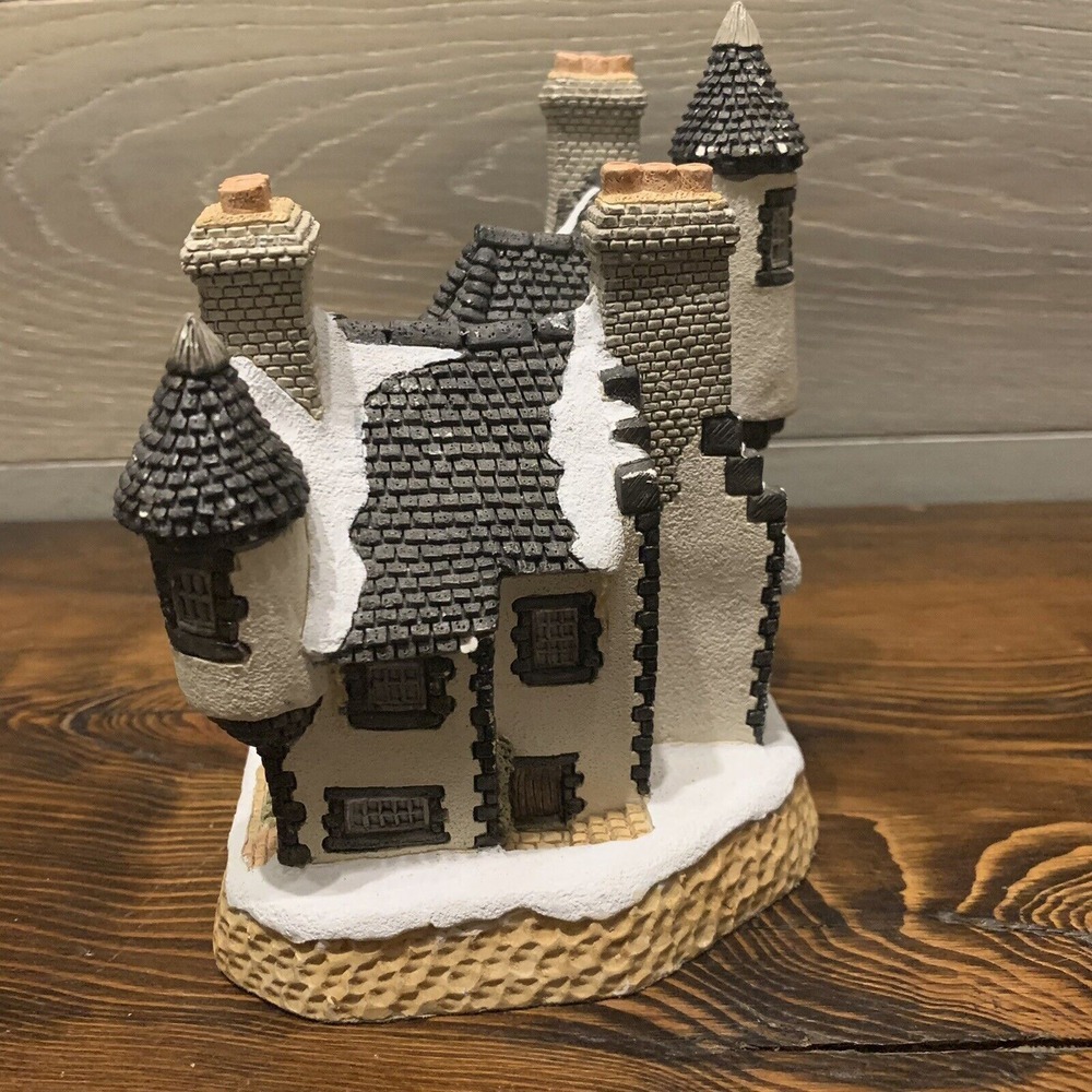 1988 David Winter Cottage "Christmas in Scotland & Hogmanay" Hand Made & Painted - Picture 4 of 5